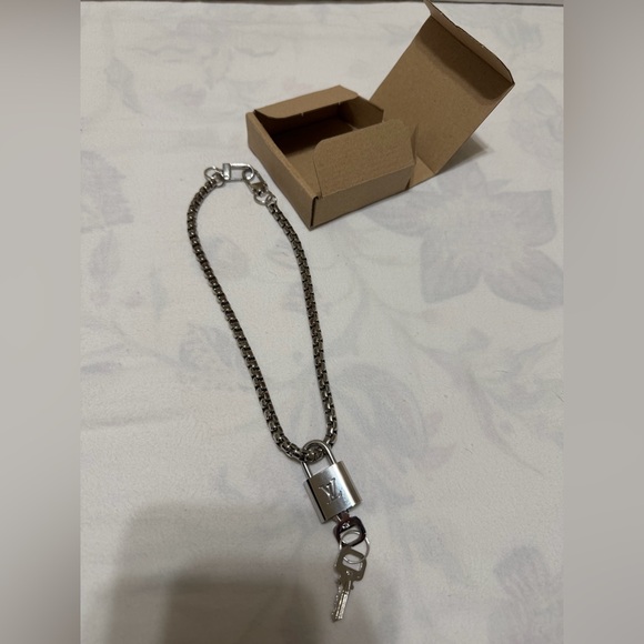 LOUIS VUITTON SILVER LOCK & KEYS NECKLACE #315 - Picture 6 of 13